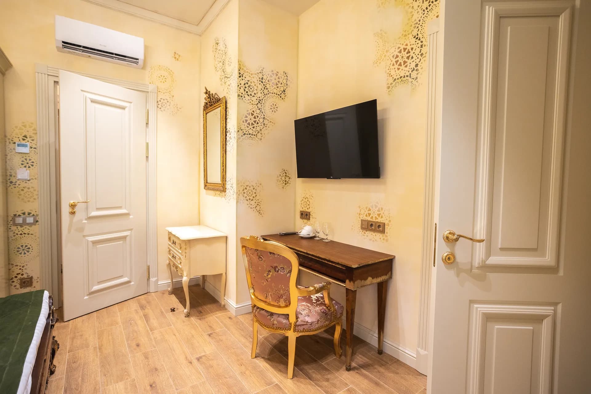 Oliva Room Image by Moncastro