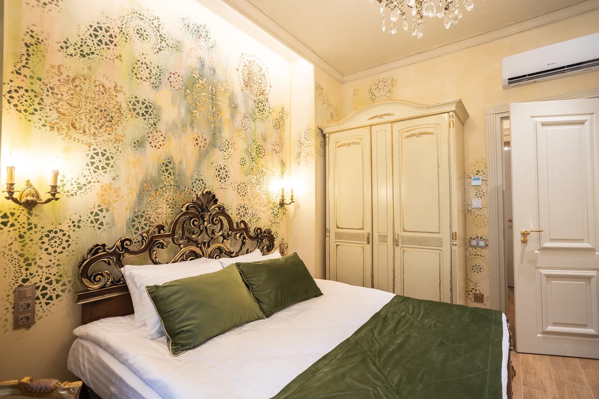 Oliva Room Image by Moncastro
