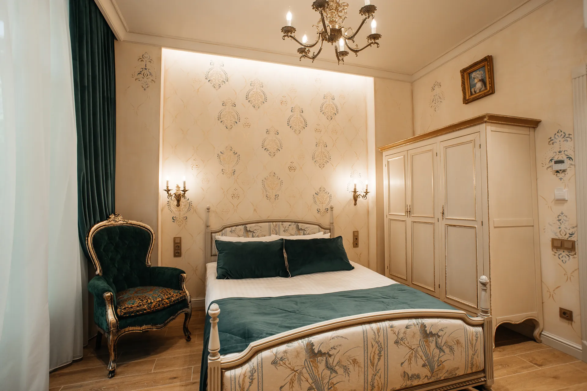 Verde Room Image by Moncastro