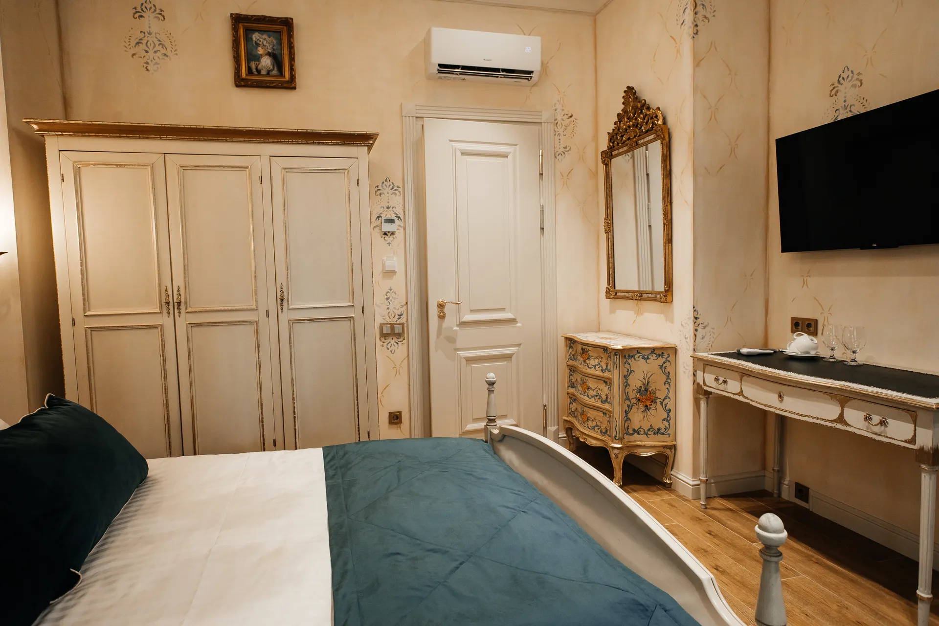 Verde Room Image by Moncastro